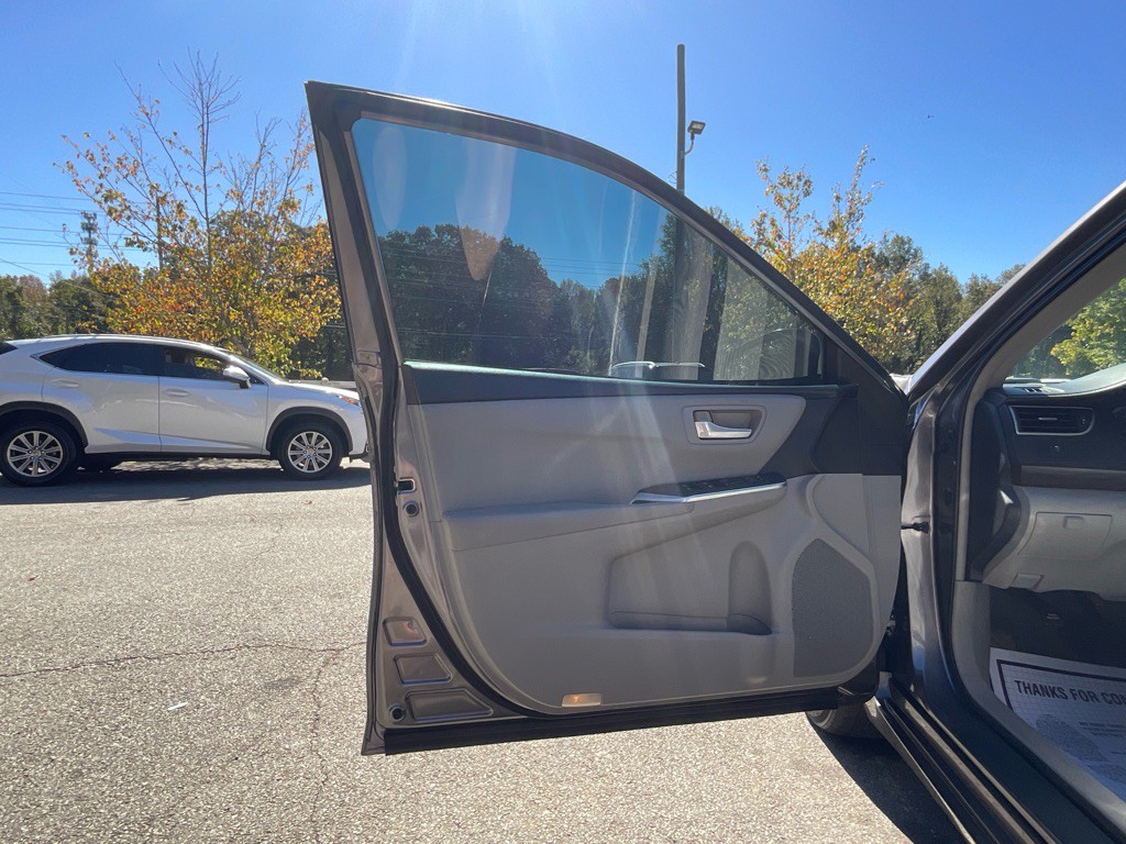 2016 Toyota Camry Image 35