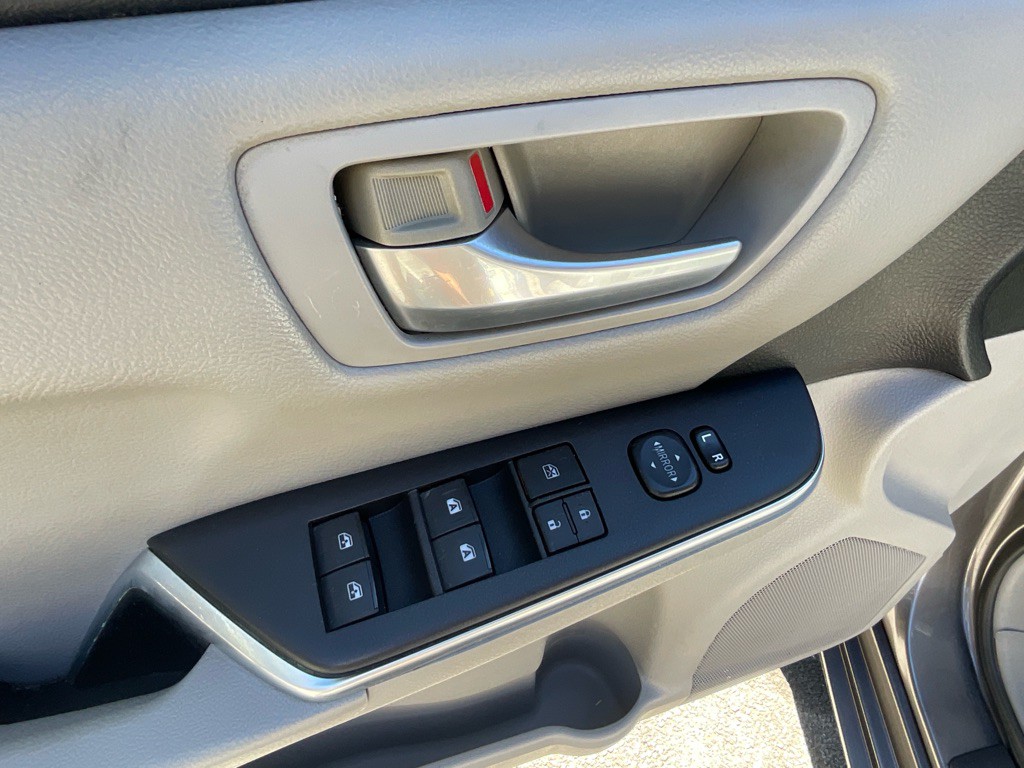 2016 Toyota Camry Image 36
