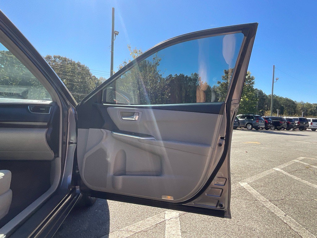 2016 Toyota Camry Image 38