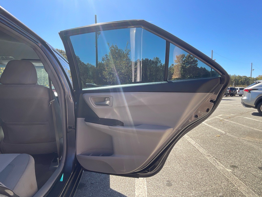 2016 Toyota Camry Image 39