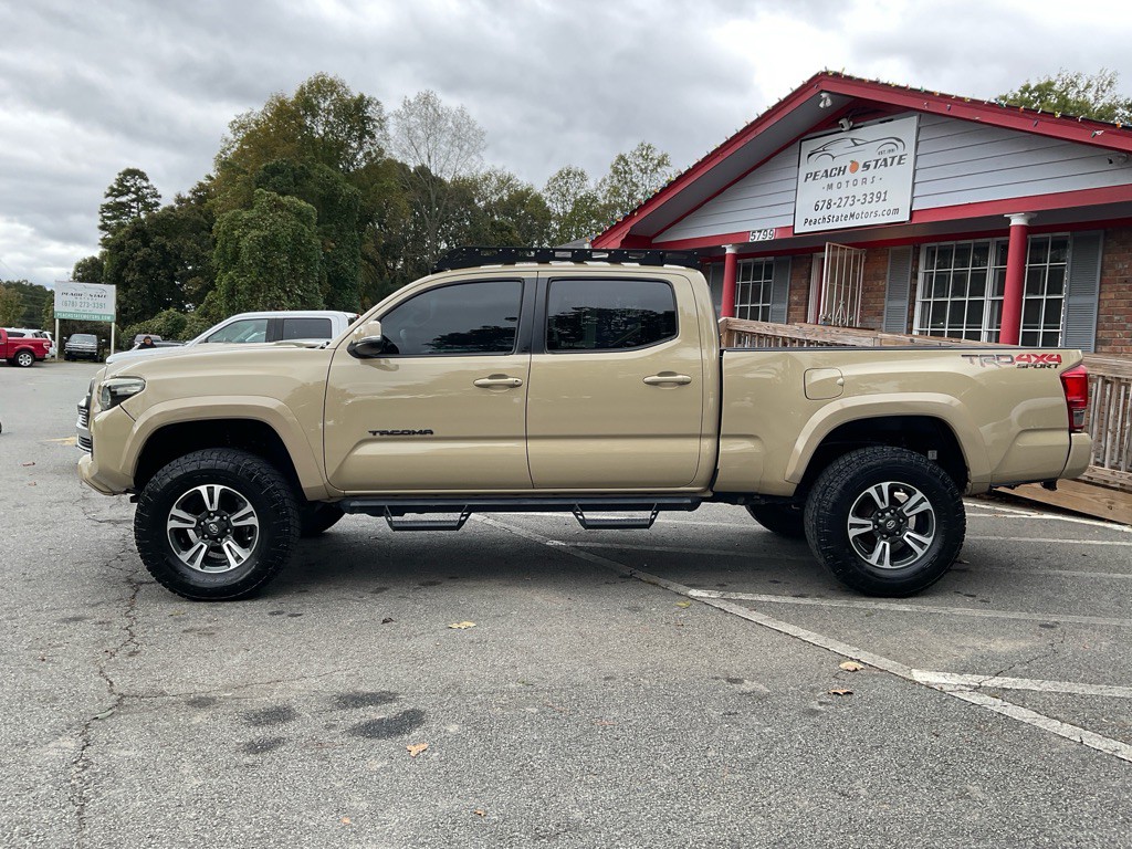 2017 Toyota Tacoma Image 8