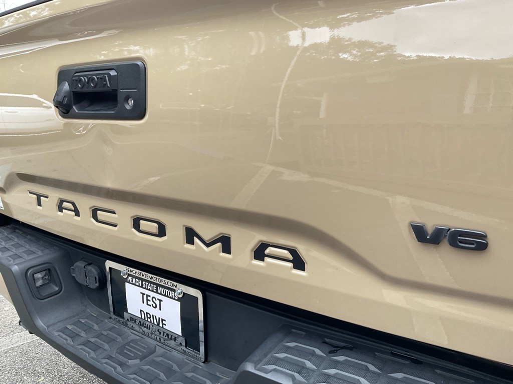 2017 Toyota Tacoma Image 9