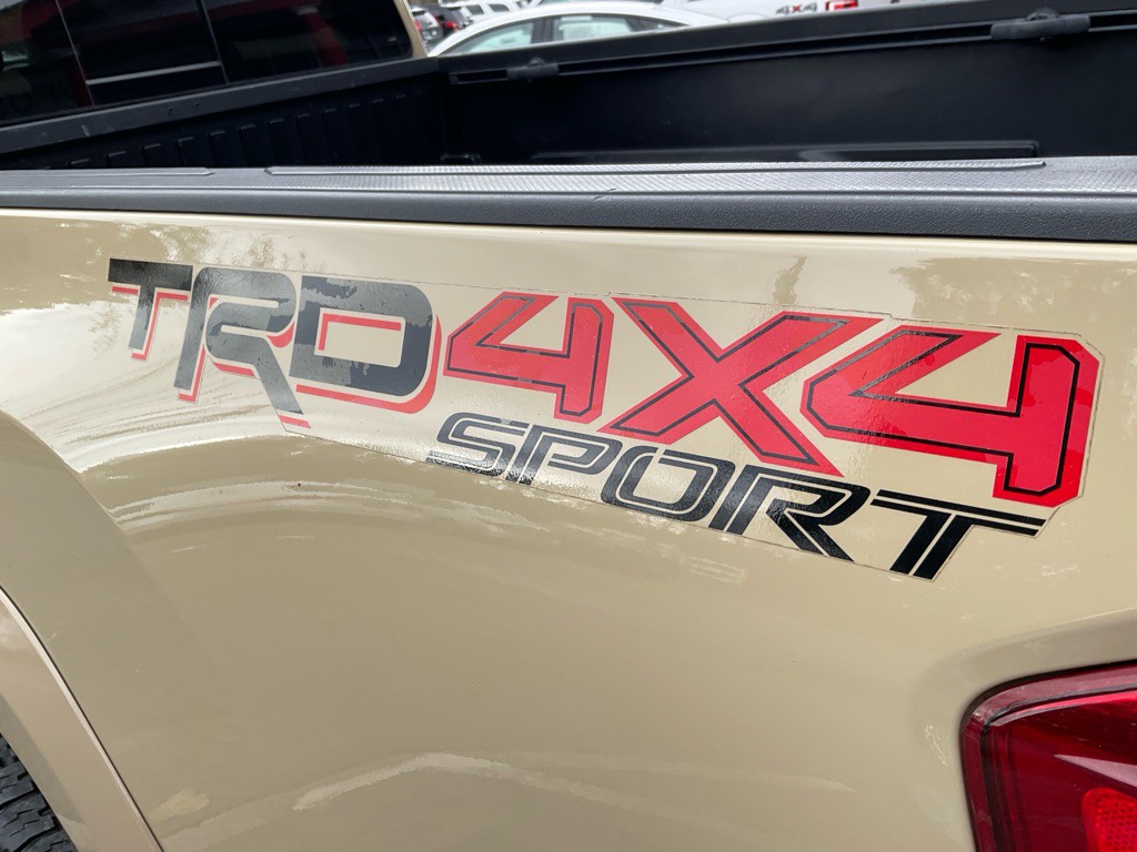 2017 Toyota Tacoma Image 10