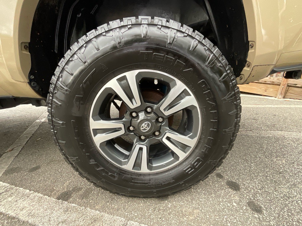2017 Toyota Tacoma Image 12
