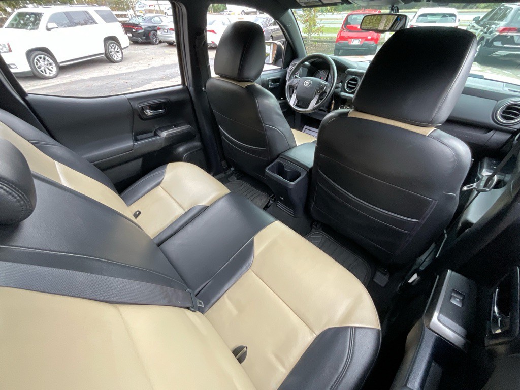 2017 Toyota Tacoma Image 32