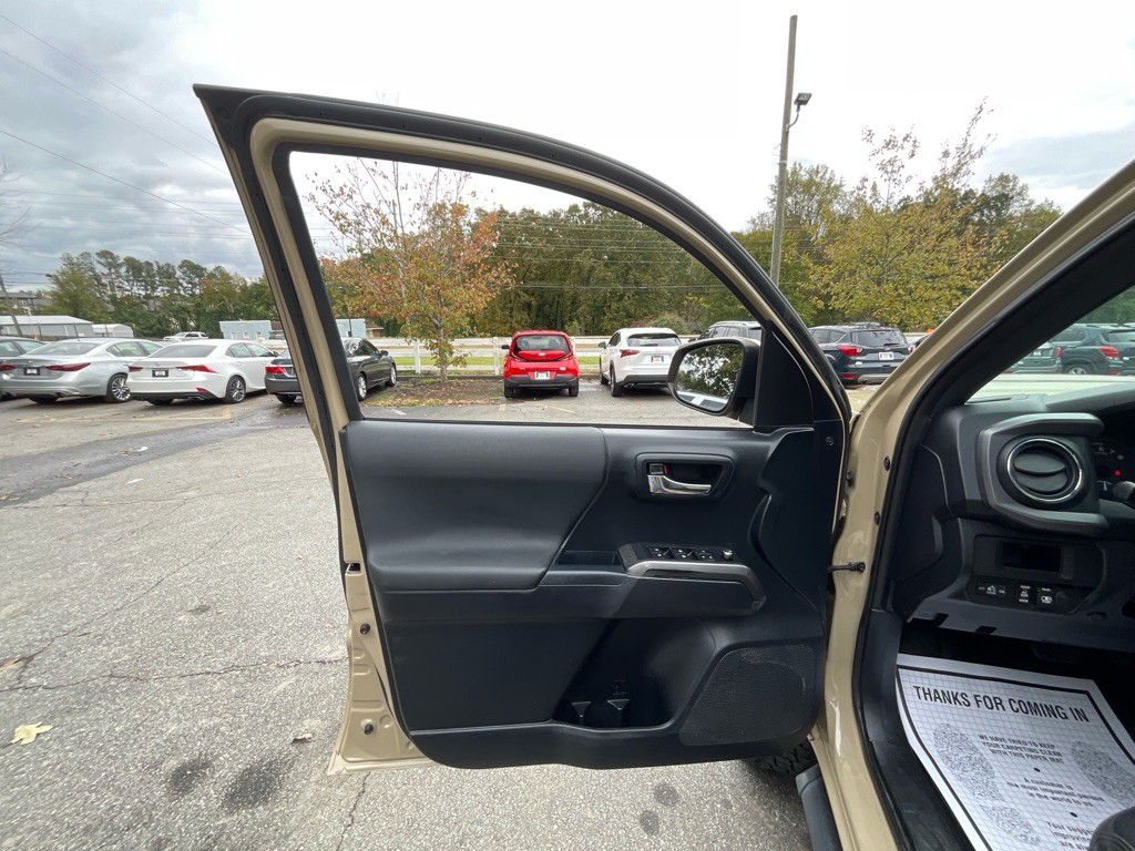 2017 Toyota Tacoma Image 38