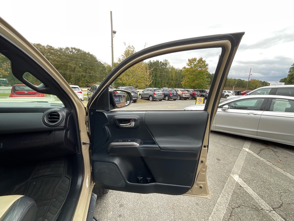 2017 Toyota Tacoma Image 42