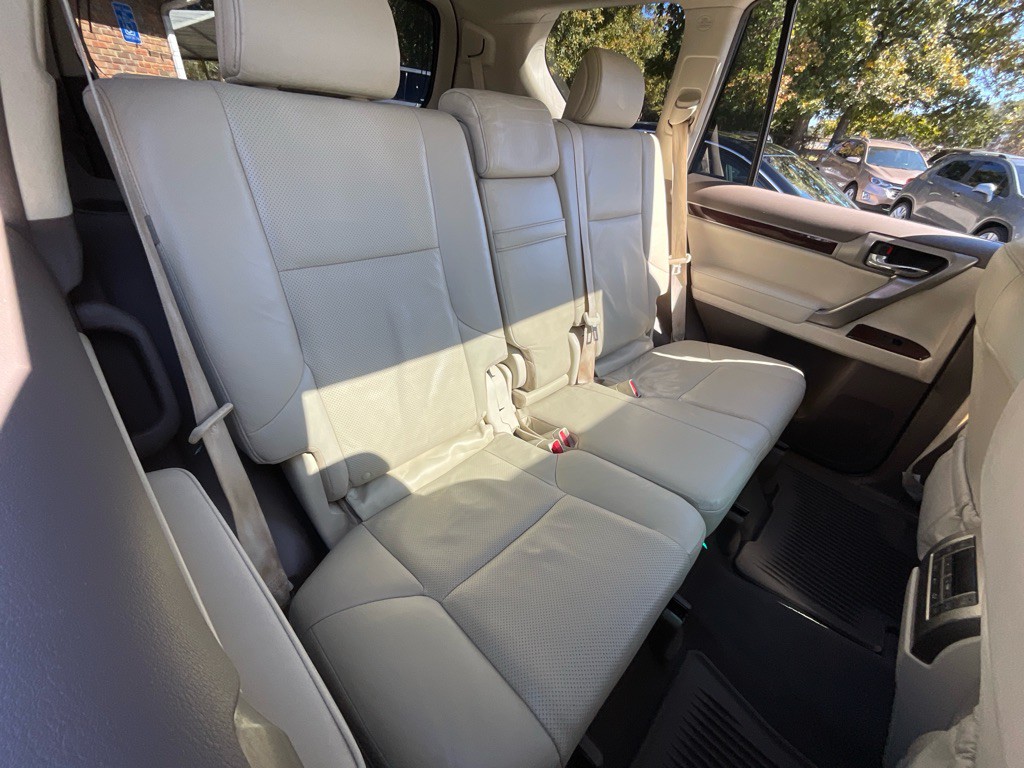 2017 Lexus GX 460 Image 32