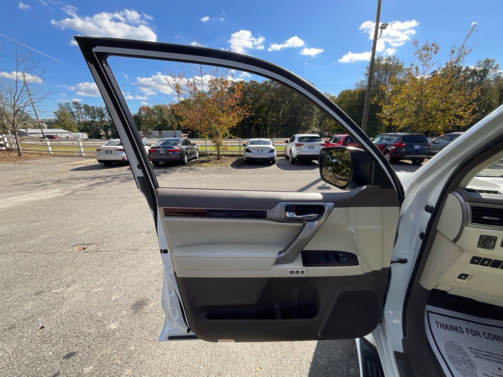 2017 Lexus GX 460 Image 40