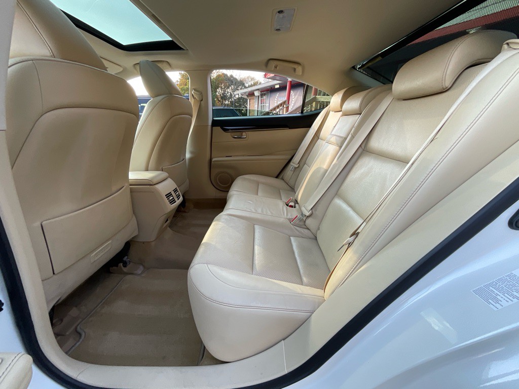 2015 Lexus ES 350 Image 28