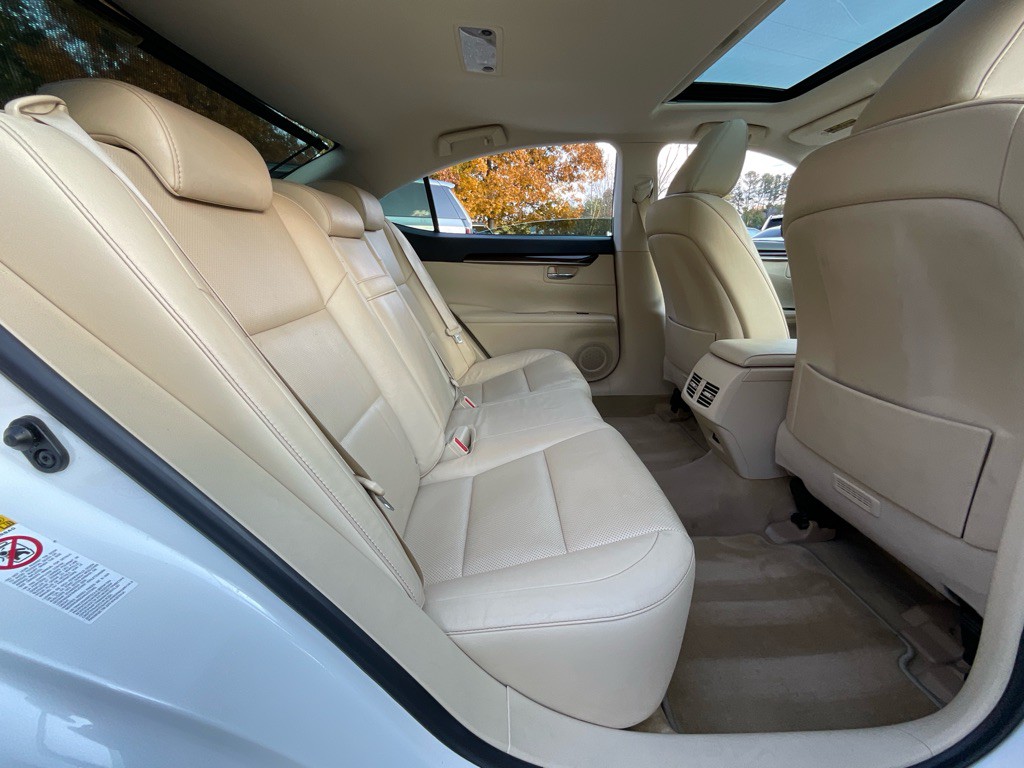 2015 Lexus ES 350 Image 31