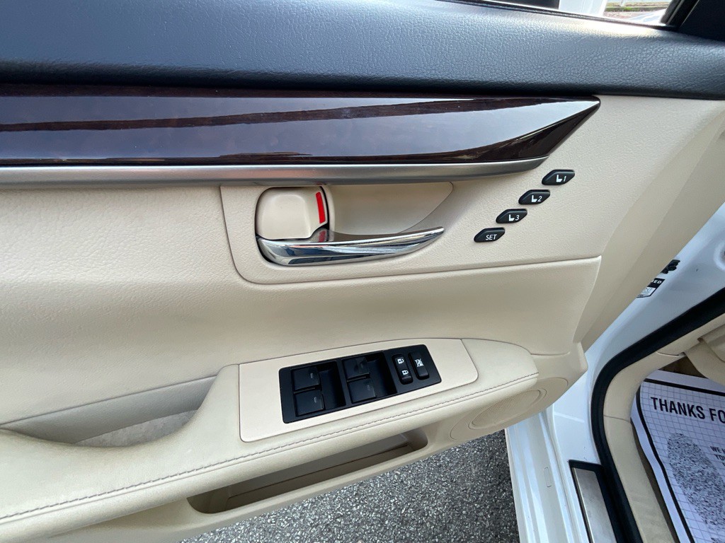 2015 Lexus ES 350 Image 40