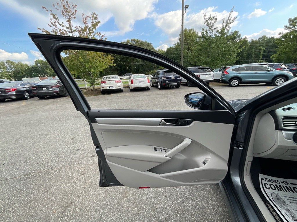 2019 Volkswagen Passat Image 40