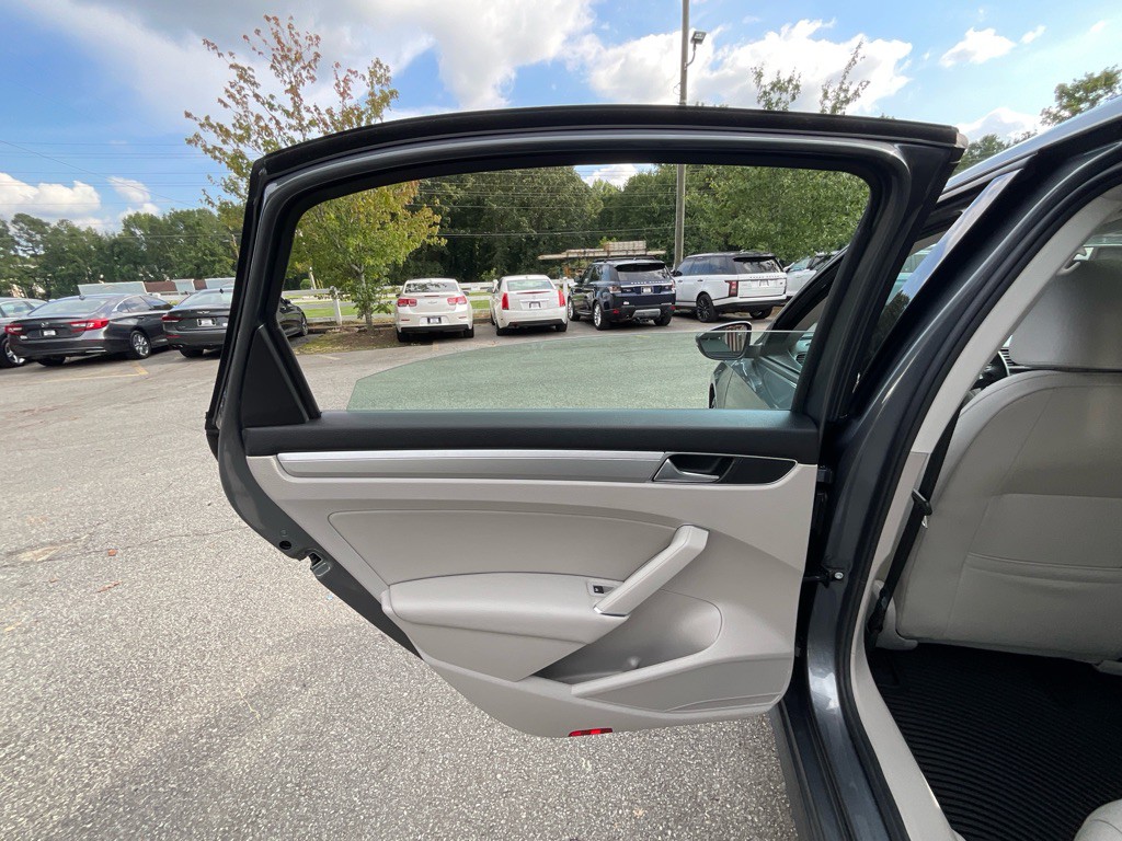 2019 Volkswagen Passat Image 43