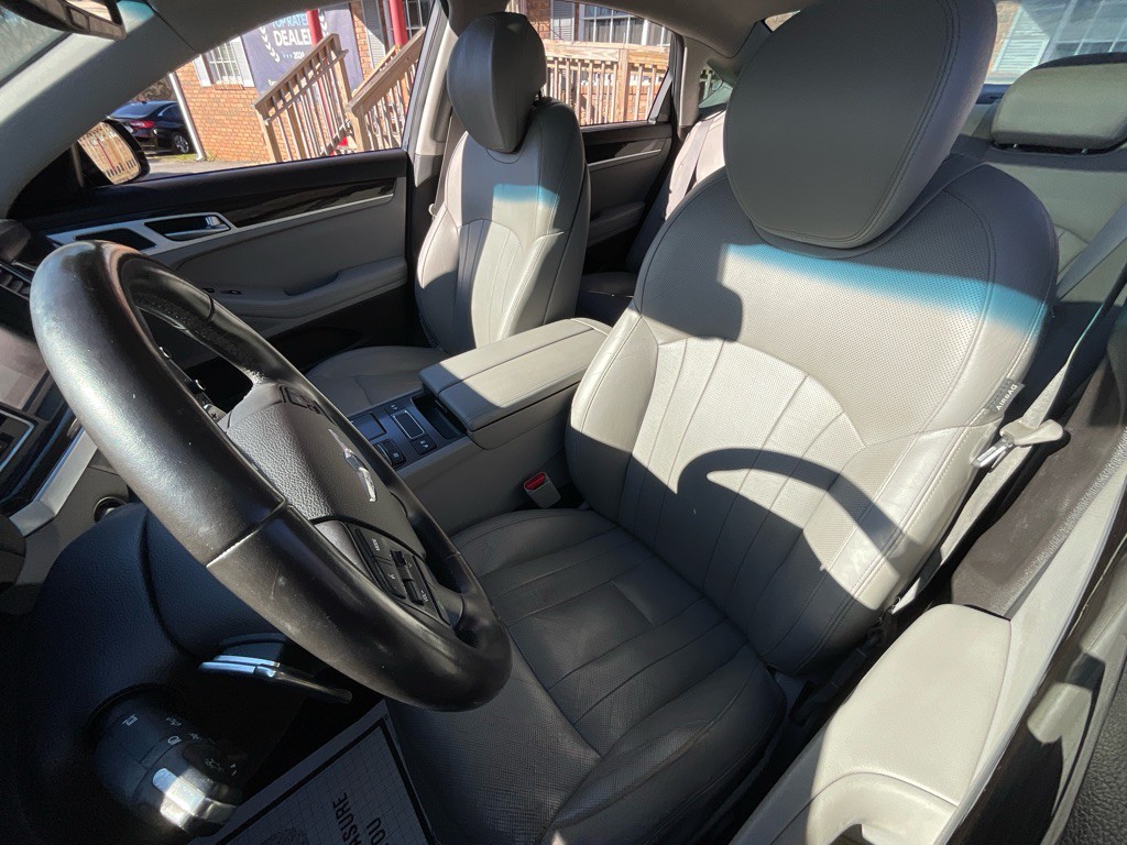 2015 Hyundai Genesis Image 16