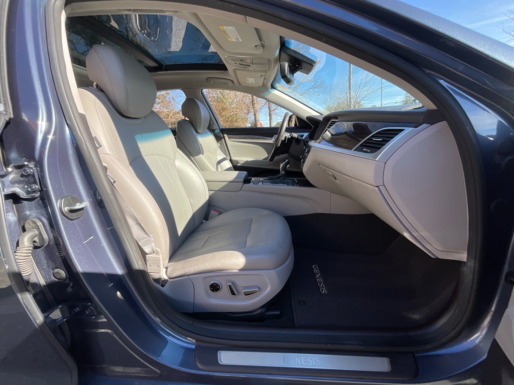 2015 Hyundai Genesis Image 17
