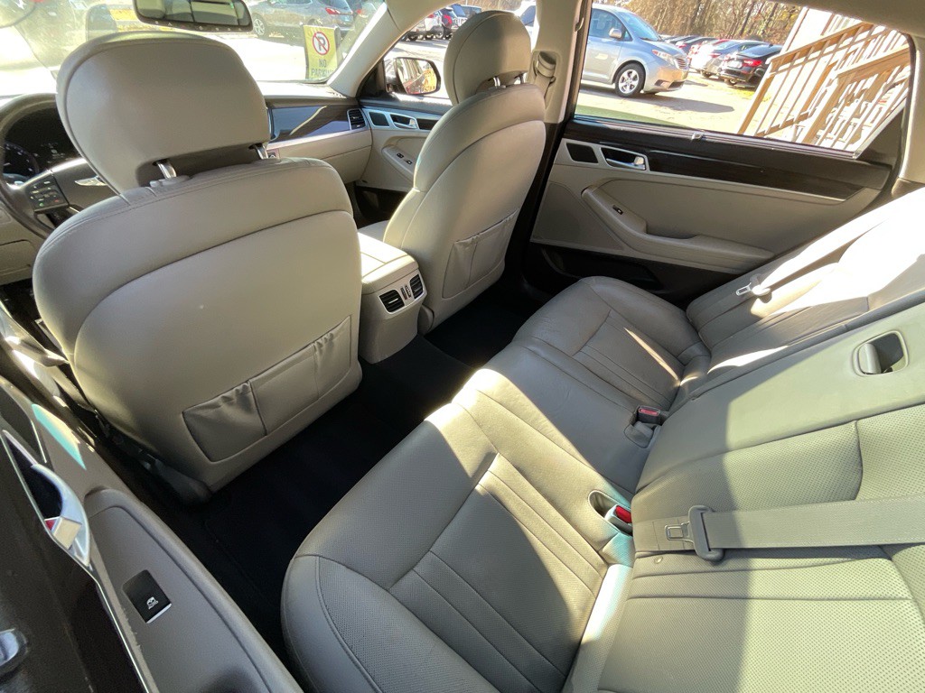 2015 Hyundai Genesis Image 30
