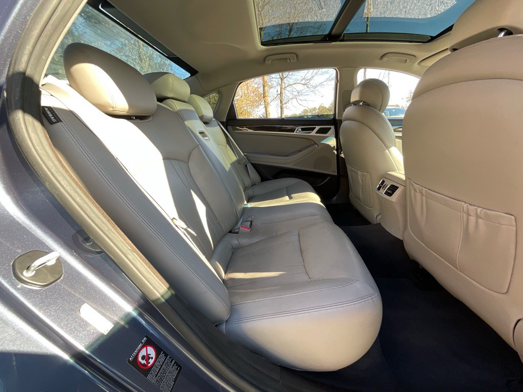 2015 Hyundai Genesis Image 32