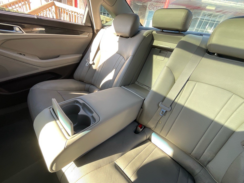 2015 Hyundai Genesis Image 35