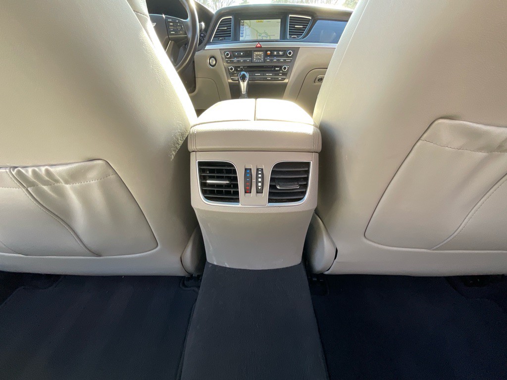 2015 Hyundai Genesis Image 36