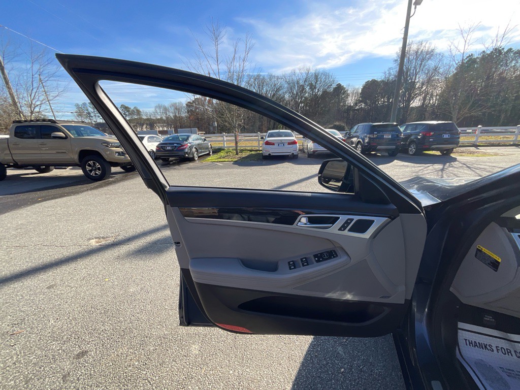 2015 Hyundai Genesis Image 40