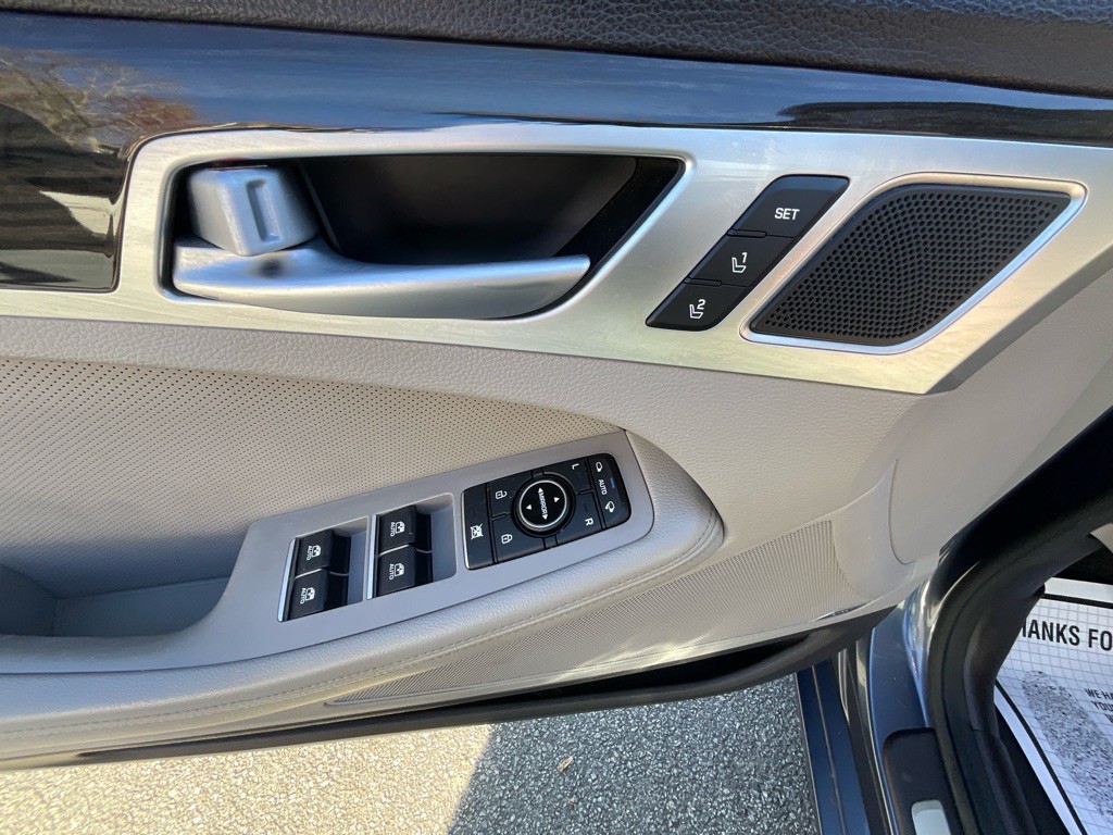 2015 Hyundai Genesis Image 41