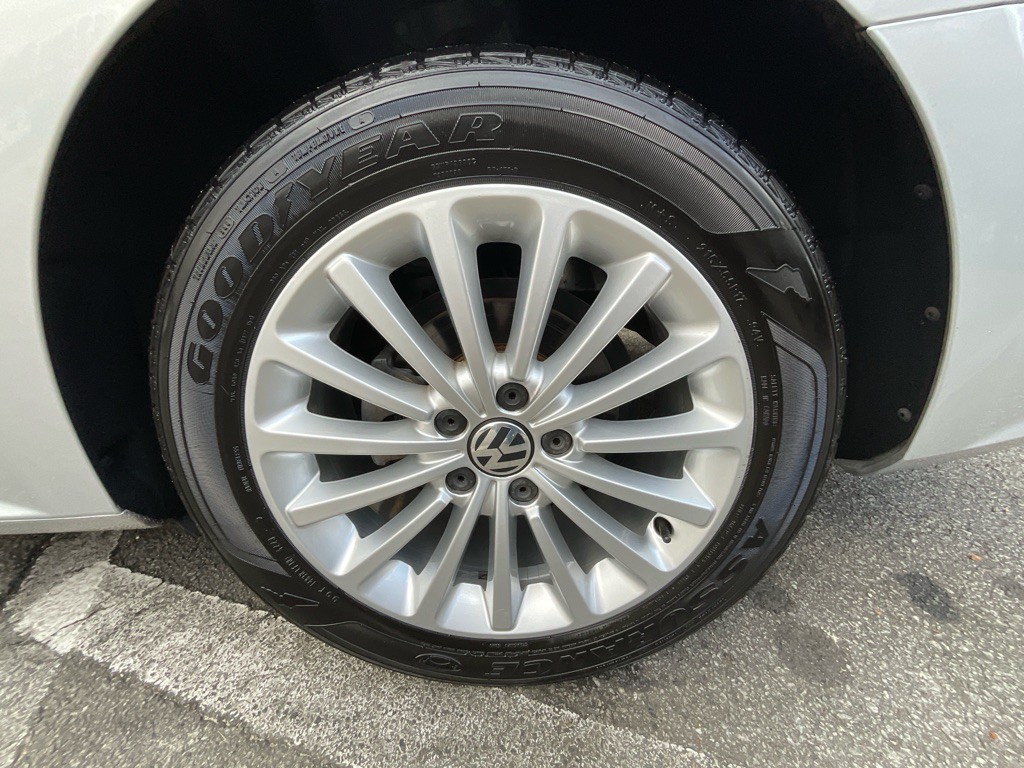 2016 Volkswagen Passat Image 12