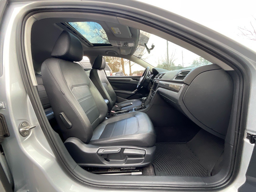 2016 Volkswagen Passat Image 17