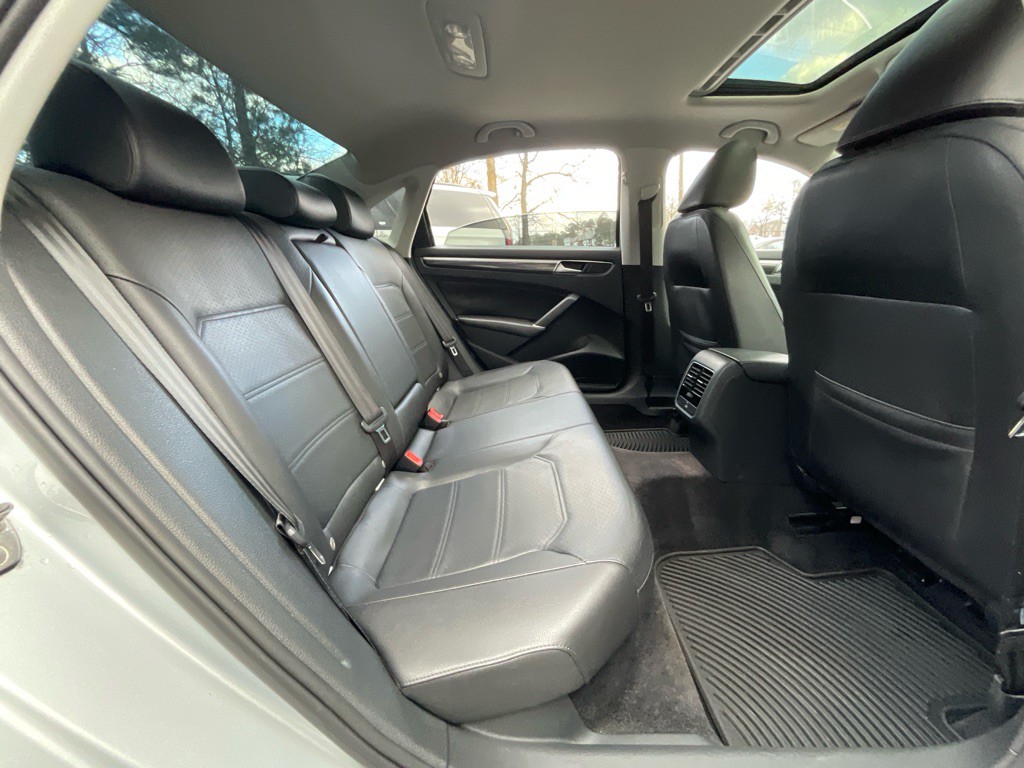 2016 Volkswagen Passat Image 31