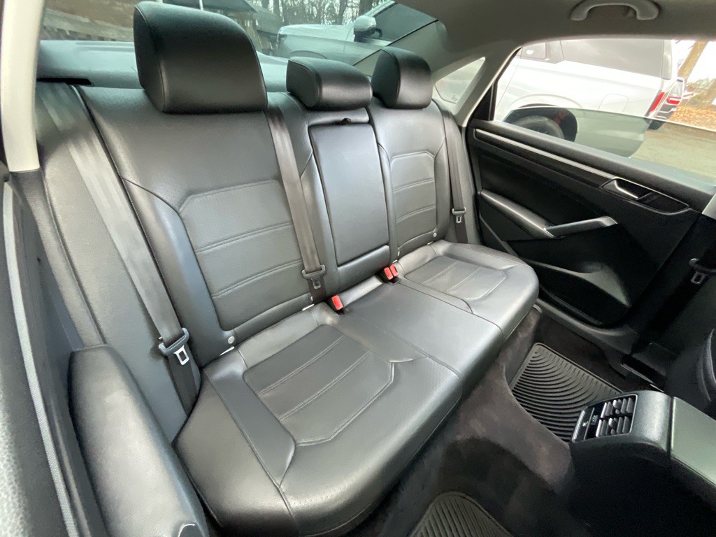 2016 Volkswagen Passat Image 33
