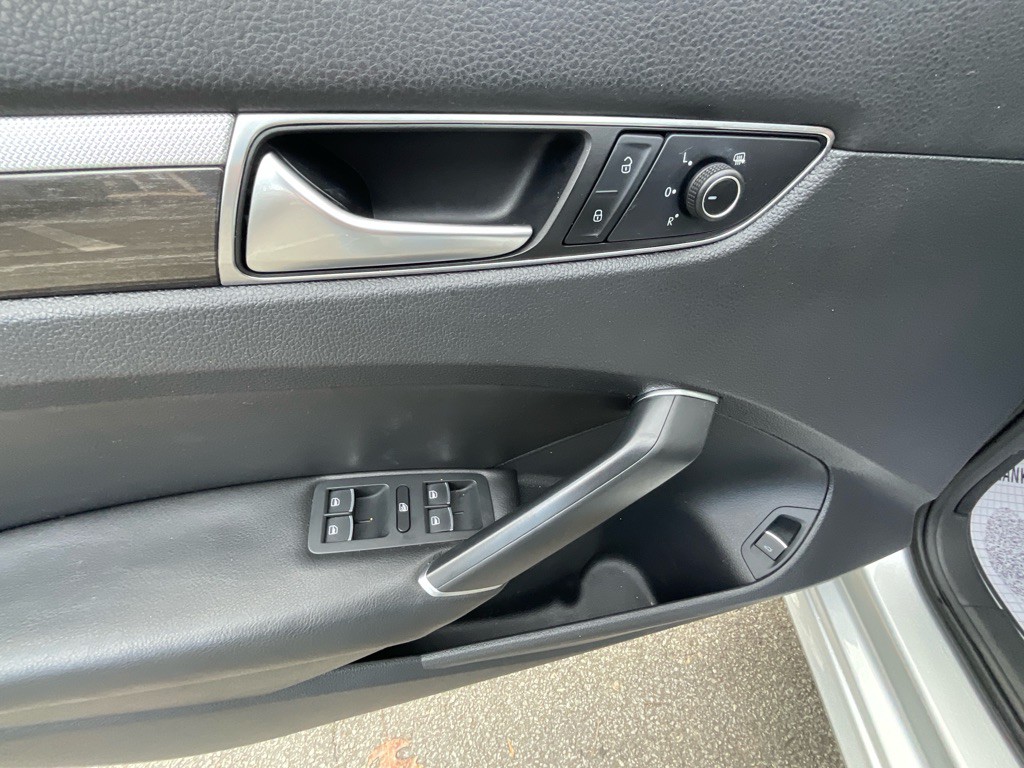 2016 Volkswagen Passat Image 40