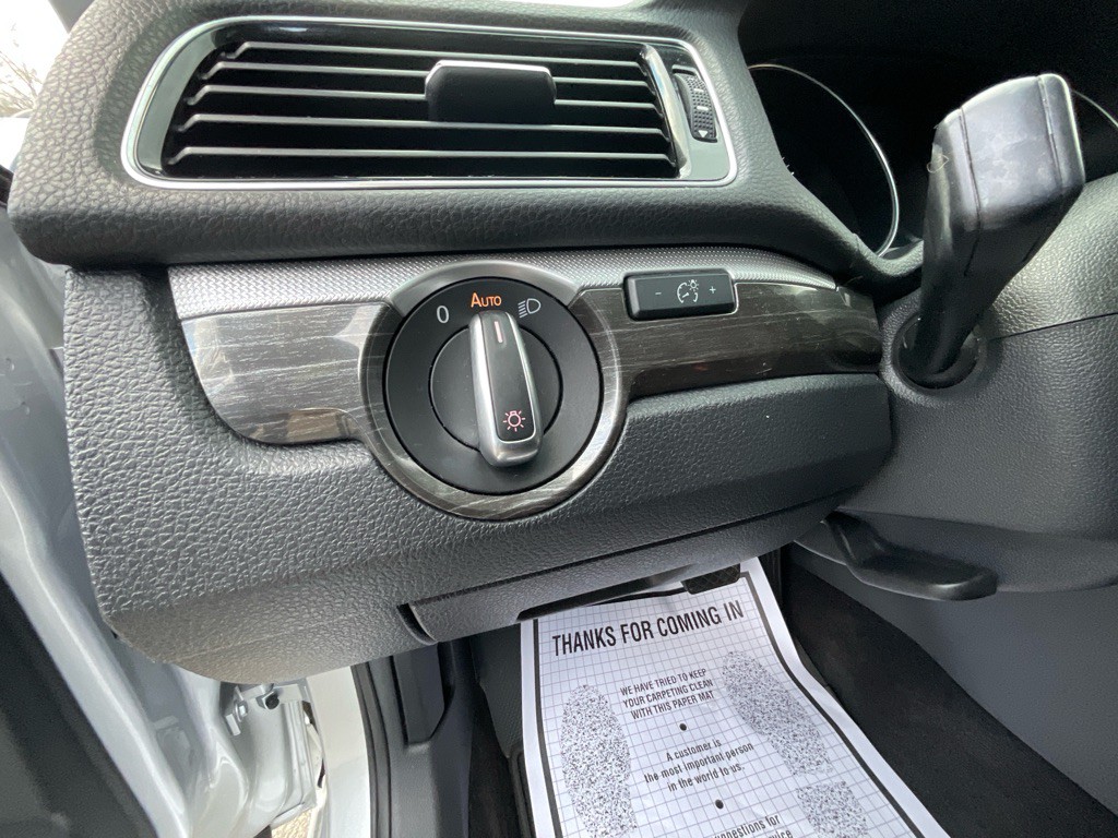 2016 Volkswagen Passat Image 41