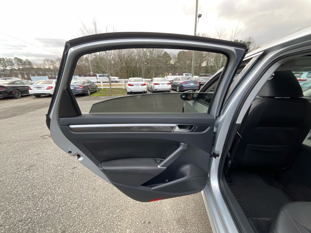 2016 Volkswagen Passat Image 42