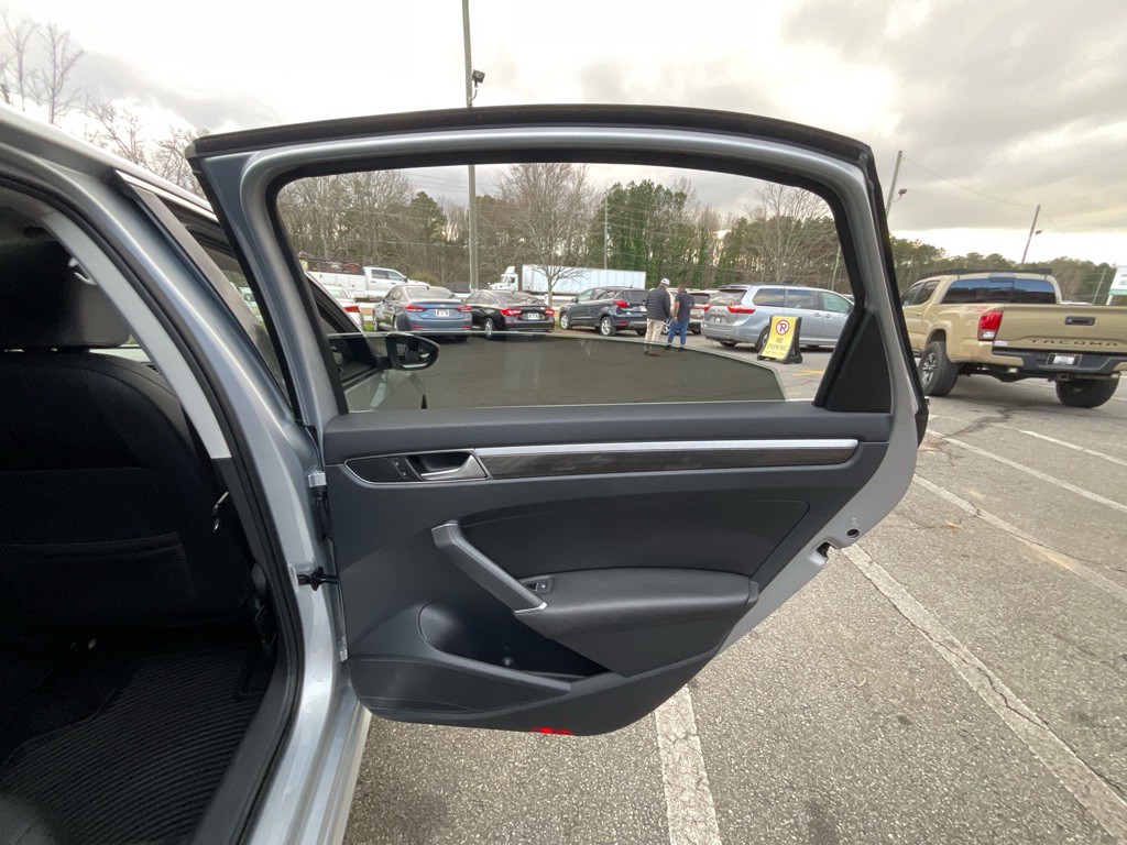 2016 Volkswagen Passat Image 44