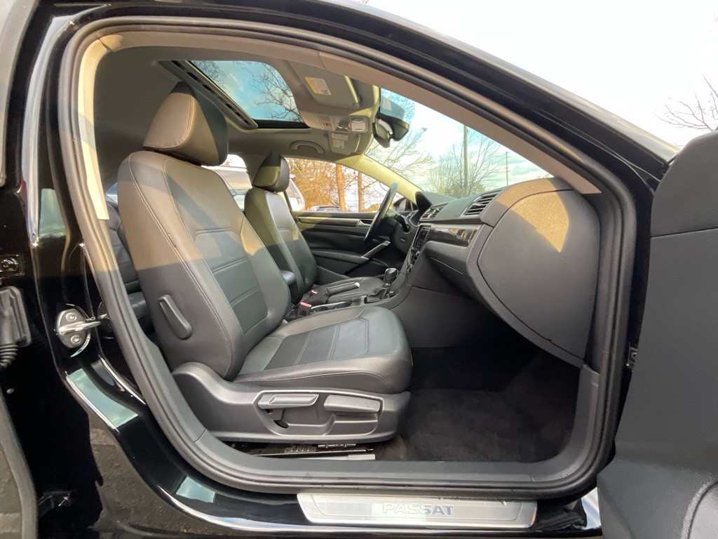 2016 Volkswagen Passat Image 16