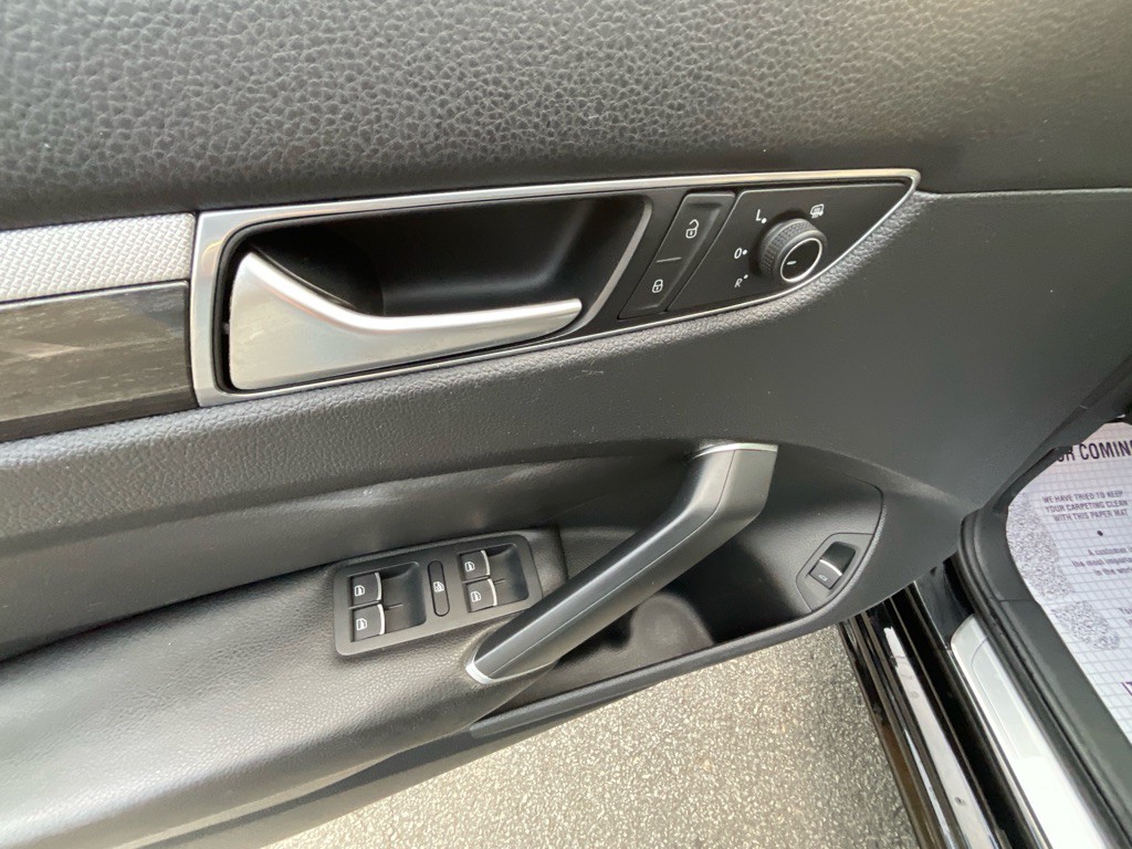 2016 Volkswagen Passat Image 32