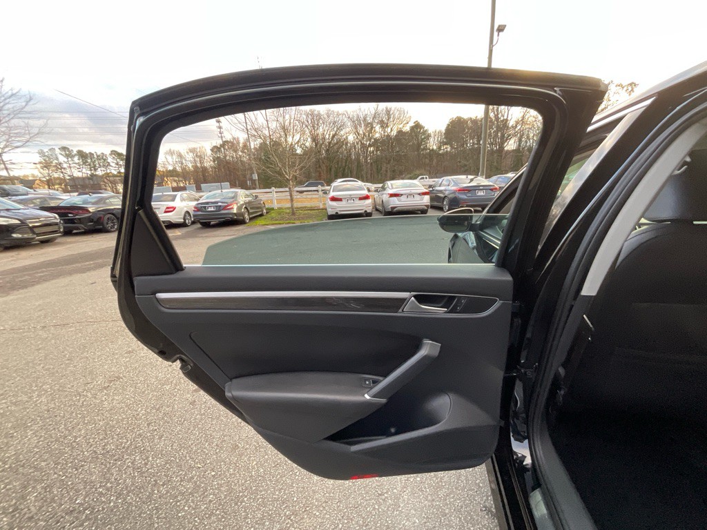 2016 Volkswagen Passat Image 34