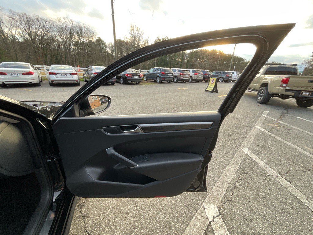 2016 Volkswagen Passat Image 35