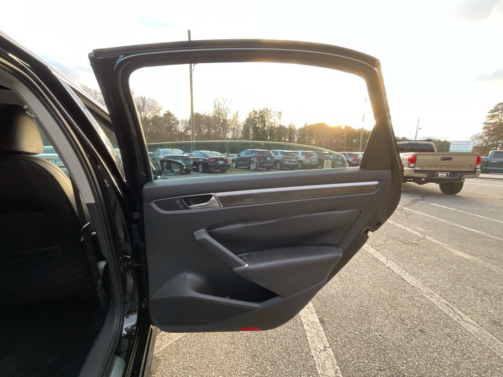 2016 Volkswagen Passat Image 36