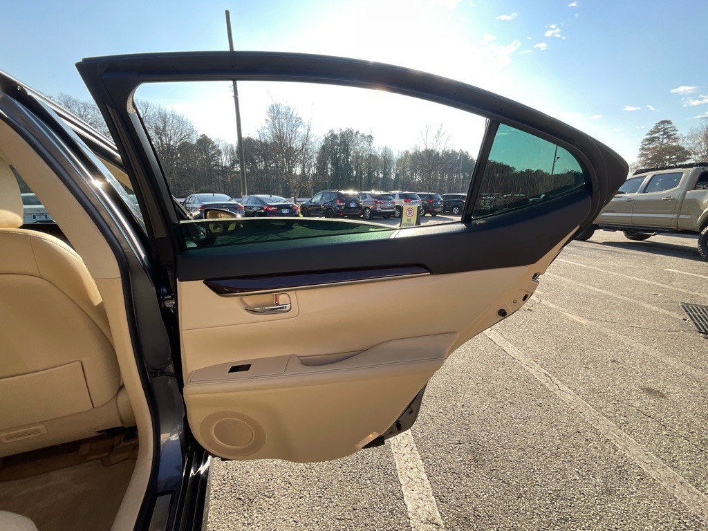 2015 Lexus ES 350 Image 43