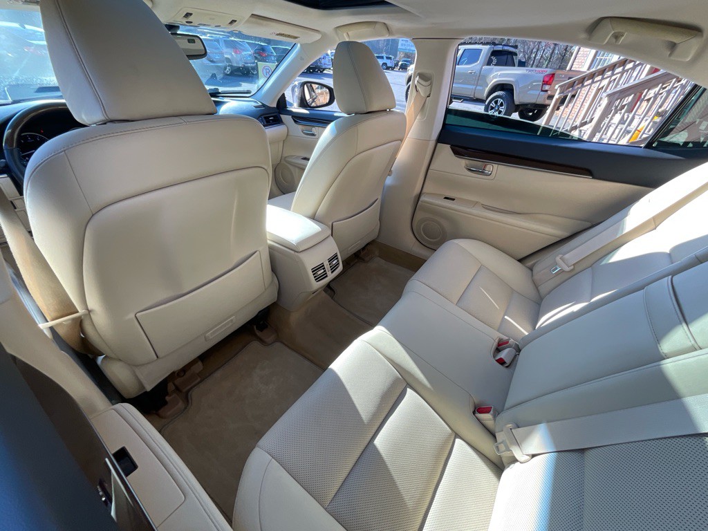 2015 Lexus ES 350 Image 28