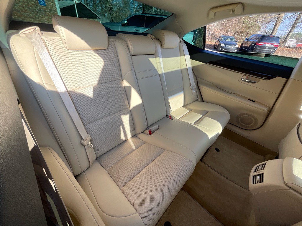 2015 Lexus ES 350 Image 32