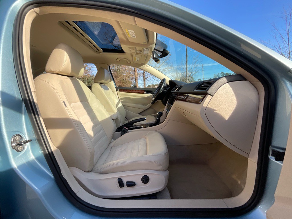 2013 Volkswagen Passat Image 17