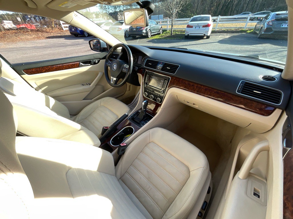 2013 Volkswagen Passat Image 18