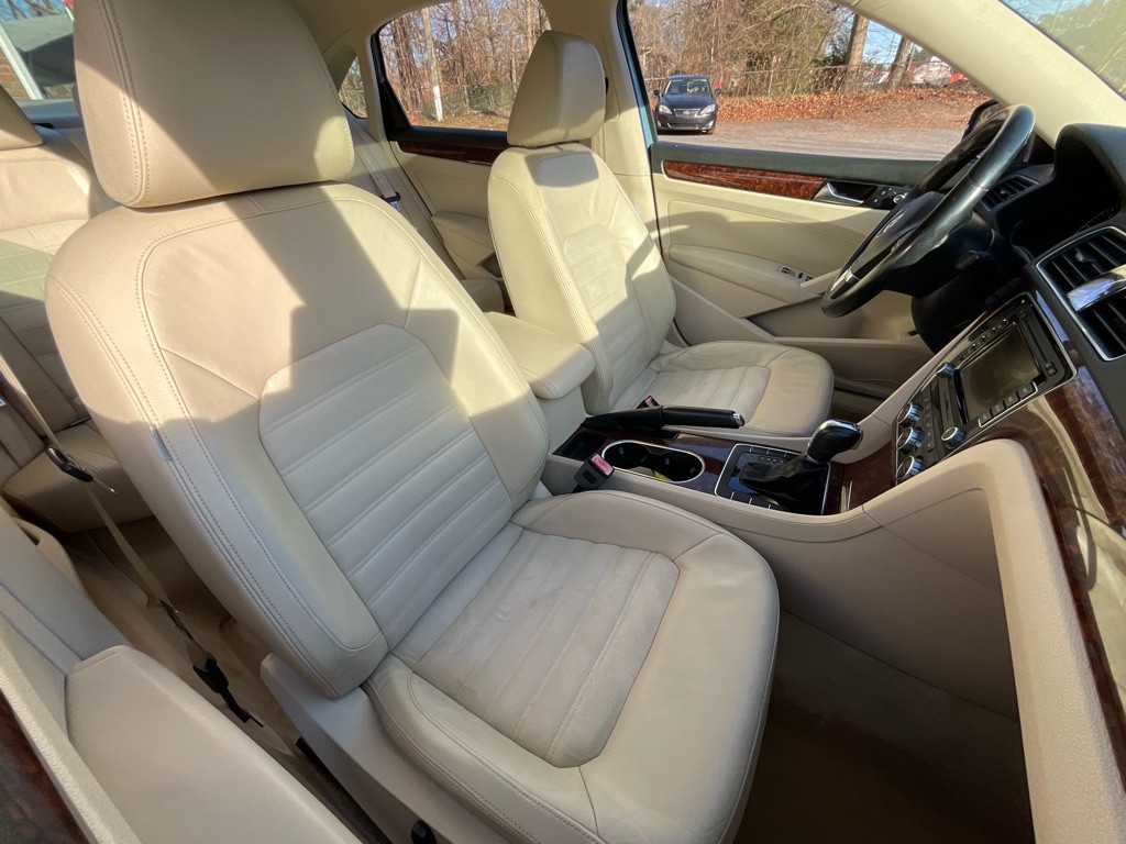 2013 Volkswagen Passat Image 19