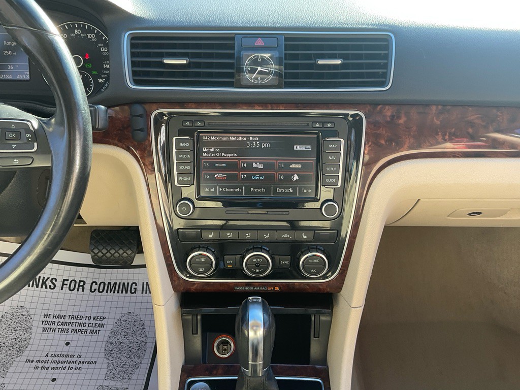 2013 Volkswagen Passat Image 22