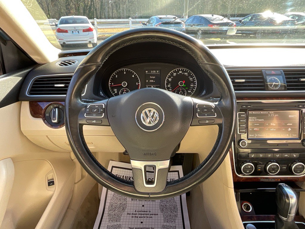 2013 Volkswagen Passat Image 23
