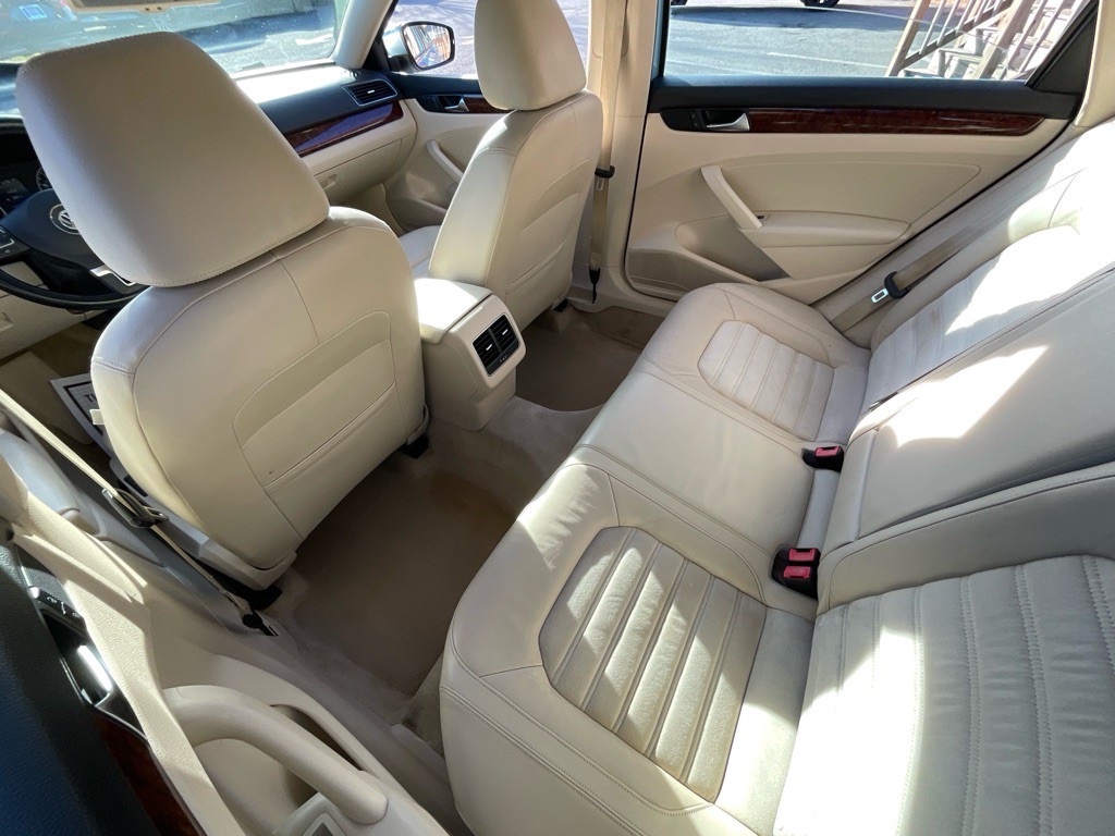 2013 Volkswagen Passat Image 30