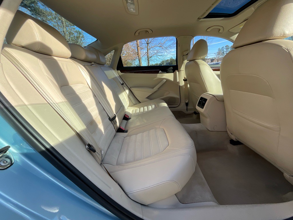 2013 Volkswagen Passat Image 32