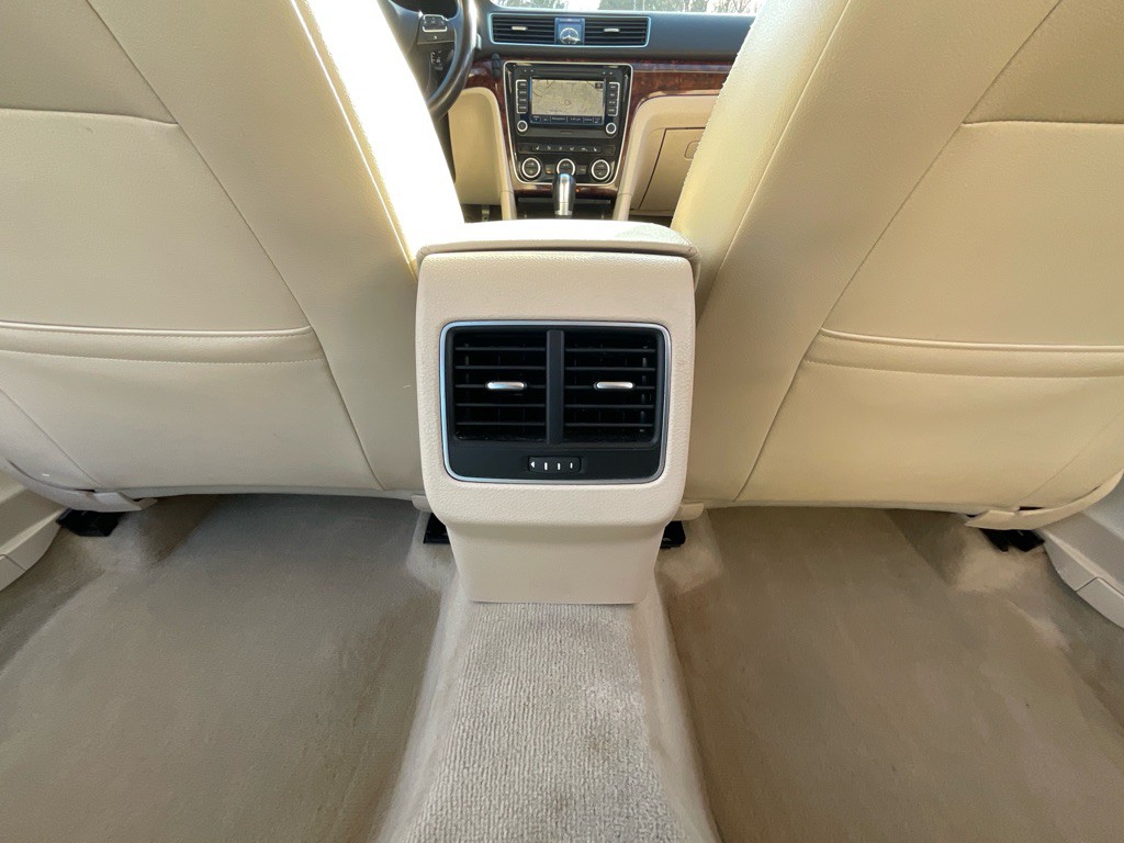 2013 Volkswagen Passat Image 36